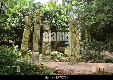 Singapore Zoo Singapur / Asien - August 13, 2019: Drei menschliche Form statue stehend in den Wald Stockfoto