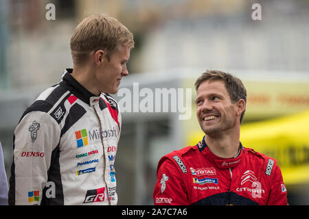 Ott Tanak und Sebastien Ogier auf dem Podium an der Abschlussfeier Feiern des 2019 WRC Wales Rally GB in Llandudno, Wales, Großbritannien Stockfoto