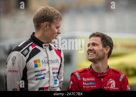 Ott Tanak und Sebastien Ogier auf dem Podium an der Abschlussfeier Feiern des 2019 WRC Wales Rally GB in Llandudno, Wales, Großbritannien Stockfoto