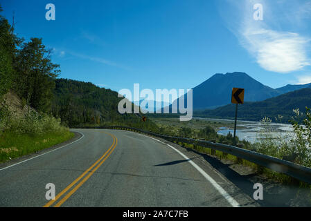 Blick vom Glenn Highway auf den Matanauska River, kurz vor einer Kurve in der Autobahn Stockfoto