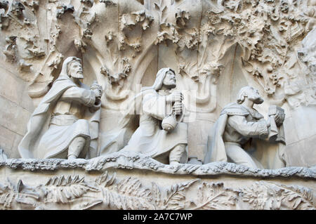 Die Skulpturen der Heiligen Drei Könige an der Krippe Fassade von La Sagrada Familia in Barcelona, Spanien Stockfoto