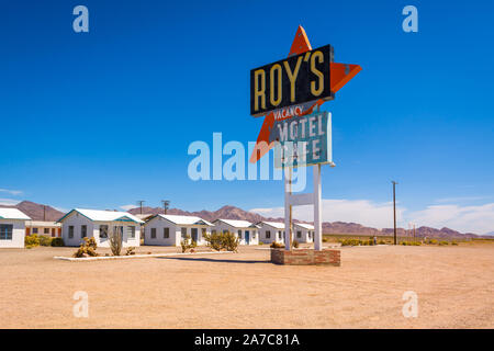 Kalifornien, USA - 9. April 2019: Roy's Motel und Cafe mit Vintage Leuchtreklame auf der historischen Route 66 Straße in der kalifornischen Wüste. United States Stockfoto