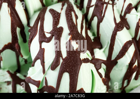 Hellgrün Eis mit Schokolade Sirup close-up. Stockfoto