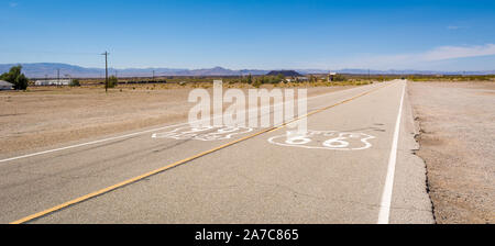 Historische Route 66 Straße in der kalifornischen Wüste. United States Stockfoto