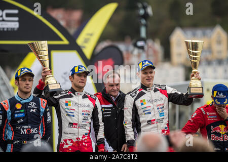 Treiber von der oberen Mannschaften feiern auf dem Podium an der Abschlussfeier Feiern des 2019 WRC Wales Rally GB in Llandudno, Wales, Großbritannien Stockfoto