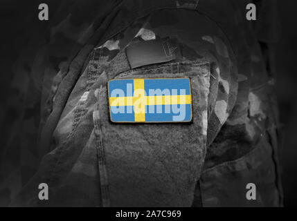 Flagge Schweden über militärische Uniform. Armee, Soldaten, Soldaten. Collage. Stockfoto