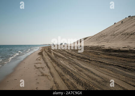 Die Sealine Beach südlich von Doha, Katar wird von Touristen und Einheimischen klettern Dünen und Dune Bashing in Fahrzeugen frequentiert. Stockfoto