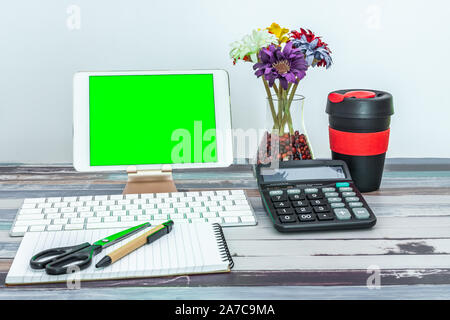 Büro und Schule Schreibwaren Bürobedarf, wiederverwendbare Schale, die Tastatur und Tablet mit Green Screen. Business Objects Technologie Konzept. Stockfoto