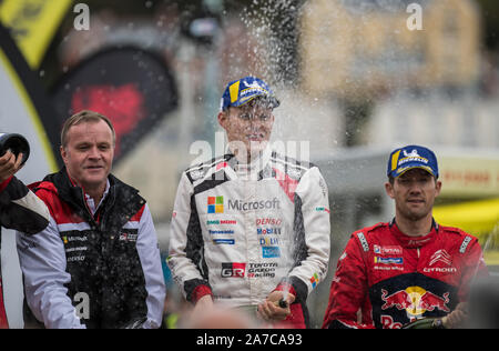 Ott Tanak, Tommi Makinen und Sebastien Ogier bei der Abschlussfeier Feiern des 2019 WRC Wales Rally GB in Llandudno, Wales, Großbritannien Stockfoto