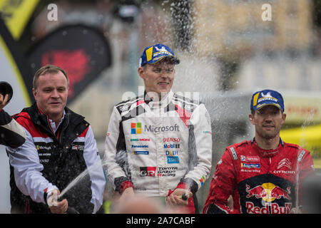 Ott Tanak, Tommi Makinen und Sebastien Ogier bei der Abschlussfeier Feiern des 2019 WRC Wales Rally GB in Llandudno, Wales, Großbritannien Stockfoto