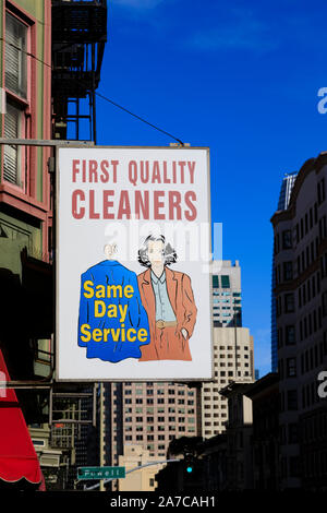 Schild „First Quality Cleaners“. Bush St, San Francisco, Kalifornien, Vereinigte Staaten von Amerika. USA Stockfoto