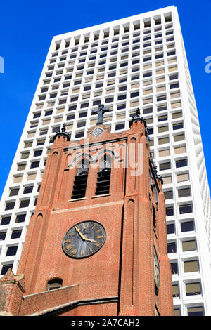 Die Old Cathedral of St Mary of the Immaculate Conception mit dem Wolkenkratzer der California Street von 600. Chinatown, San Francisco, Kalifornien, USA Stockfoto