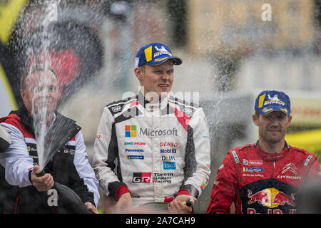 Ott Tanak, Tommi Makinen und Sebastien Ogier bei der Abschlussfeier Feiern des 2019 WRC Wales Rally GB in Llandudno, Wales, Großbritannien Stockfoto