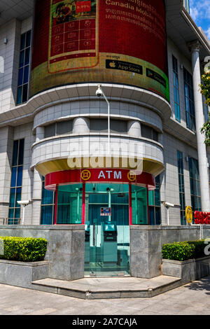 Einen großen digitalen elektronischen Reklametafeln wirbt für Bankdienstleistungen über einen Geldautomaten an Canadia Bank Tower in Phnom Penh, Kambodscha. Stockfoto