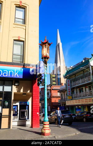 Citibank mit chinesischer Laterne, 1000 Grant Avenue, Chinatown, San Francisco, Kalifornien, Vereinigte Staaten von Amerika. USA Stockfoto