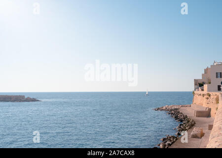 Gallipoli, Italien, 20. August 2019: Boot geht auf das blaue Meer von Gallipoli Docks Stockfoto