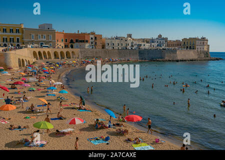 Gallipoli, Italien, 20. August 2019: Menschen sind, genießen Sie den Strand in Gallipoli, über Ihnen die berühmten Downtown Stockfoto