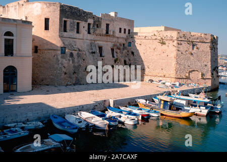 Gallipoli, Italien, 20. August 2019: Bündel Boote sind in der Nähe der Burg der Gallipoli angedockt Stockfoto