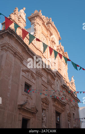 Gallipoli, Italien, 20. August 2019: Die Kirche in Gallipoli Innenstadt ist mit dem roten und grünen Fahnen dekoriert Stockfoto