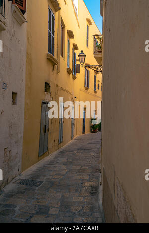 Gallipoli, Italien, 20. August 2019: Gasse in Gallipoli Innenstadt während einer sommerlichen Tag Engen Stockfoto