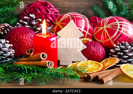 Weihnachts-Dekoration mit rote Kerze Stockfoto