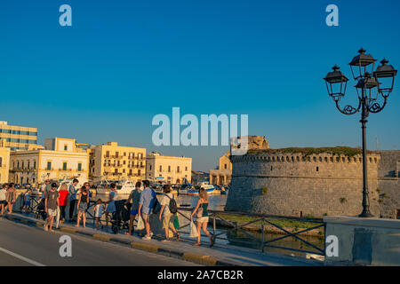 Gallipoli, Italien, 20. August 2019: Die Menschen gehen auf die Straße, die dazu führen, dass Gallipoli Downtown Stockfoto