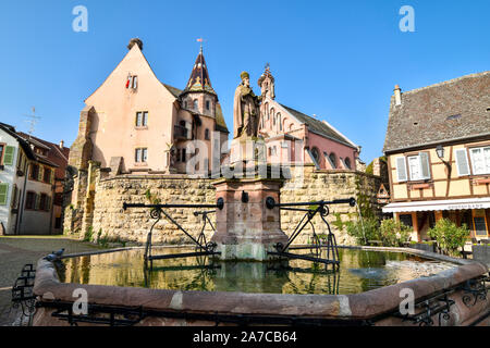 Eguisheim, Frankreich - 24. März 2019: Platz der Saint-Leon in der historischen Stadt Eguisheim. Stockfoto