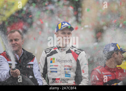 Ott Tanak, Tommi Makinen und Sebastien Ogier bei der Abschlussfeier Feiern des 2019 WRC Wales Rally GB in Llandudno, Wales, Großbritannien Stockfoto