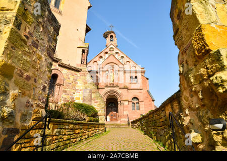 Eguisheim, Frankreich - 24. März 2019: Der Château Saint-Léon (St. Leo) mit Kirche ist ein ehemaliges Schloss in der Ortschaft Eguisheim. Stockfoto