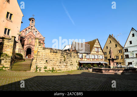 Eguisheim, Frankreich - 24. März 2019: Platz der Saint-Leon in der historischen Stadt Eguisheim. Stockfoto