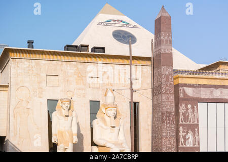 Schönes, modernes Design von alten ägyptischen Architektur inspiriert - Pharaonen und alten Symbole Ägyptens - Wafi Mall in Dubai Stockfoto