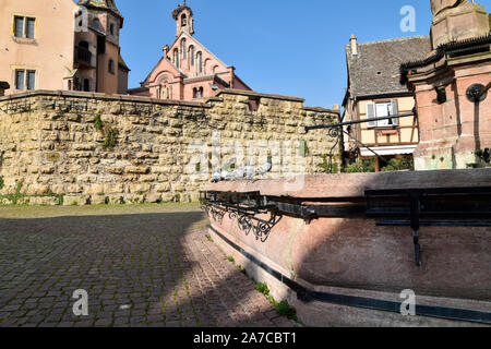 Eguisheim, Frankreich - 24. März 2019: Platz der Saint-Leon in der historischen Stadt Eguisheim. Stockfoto