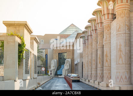 Schönes, modernes Design von alten ägyptischen Architektur inspiriert - Pharaonen und alten Symbole Ägyptens - Wafi Mall in Dubai Stockfoto