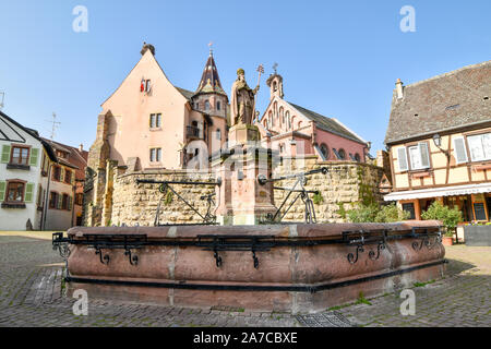 Eguisheim, Frankreich - 24. März 2019: Platz der Saint-Leon in der historischen Stadt Eguisheim. Stockfoto