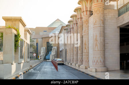 Schönes, modernes Design von alten ägyptischen Architektur inspiriert - Pharaonen und alten Symbole Ägyptens - Wafi Mall in Dubai Stockfoto