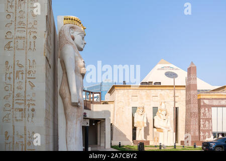 Schönes, modernes Design von alten ägyptischen Architektur inspiriert - Pharaonen und alten Symbole Ägyptens - Wafi Mall in Dubai Stockfoto