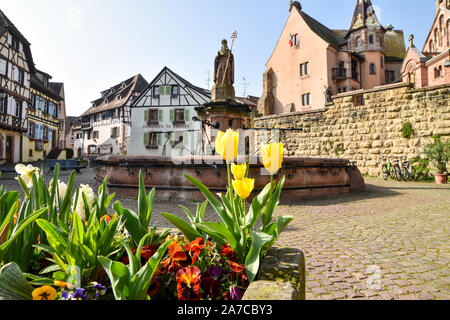 Eguisheim, Frankreich - 24. März 2019: Platz der Saint-Leon in der historischen Stadt Eguisheim. Stockfoto