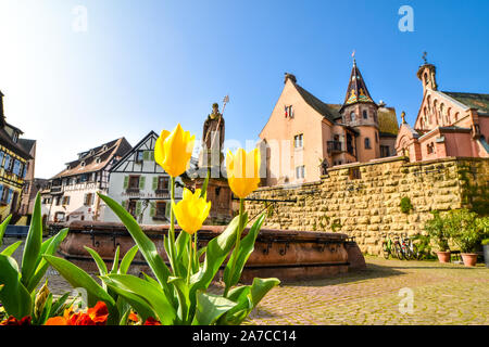 Eguisheim, Frankreich - 24. März 2019: Platz der Saint-Leon in der historischen Stadt Eguisheim. Stockfoto