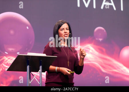 Liz Bonnin, Biochemiker, Wild animal Biologe und TV-Moderator, präsentiert einen Vortrag mit dem Titel "Das Problem mit Plastik', auf der Hauptbühne, bei New Scientist Live 2019 Stockfoto