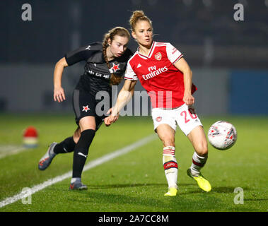 Portsmouth, England - 31. Oktober: Leonie Maier von Arsenal beats Laura Zemberyova von Slavia Praha Frauen während der Uefa Champions League Runde Stockfoto