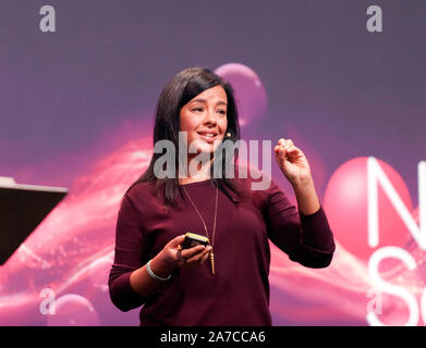 Liz Bonnin, Biochemiker, Wild animal Biologe und TV-Moderator, präsentiert einen Vortrag mit dem Titel "Das Problem mit Plastik', auf der Hauptbühne, bei New Scientist Live 2019 Stockfoto