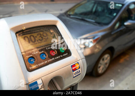 Münze oder Kreditkarte auf der Straße parken meter mit Betrieben links Louisville Kentucky USA Stockfoto