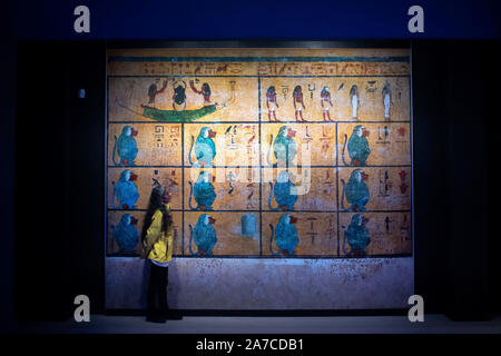 Ein Mitarbeiter befasst sich mit einem Wandbild an einer Presse Vorschau für die Tutankhamun: Schätze der Goldenen Phaorah Ausstellung in der Saatchi Gallery in Chelsea, London. PA-Foto. Bild Datum: Freitag, November 1,2019. Siehe PA Geschichte kunst Tutanchamun. Photo Credit: Victoria Jones/PA-Kabel Stockfoto