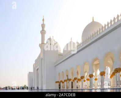 Abu Dhabi, VAE Dezember 27/2018 Sheikh Zayed Moschee. Vereinigte Arabische Emirate, Naher Osten. Das Wahrzeichen der Stadt. Stockfoto