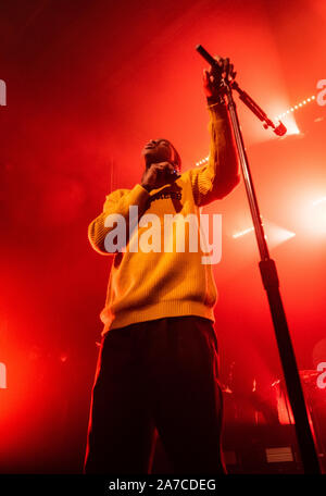 Kopenhagen, Dänemark. 31. Oktober 2019. Der kanadische Sänger, Songwriter und Musiker Daniel Caesar führt ein Live Konzert bei VEGA in Kopenhagen. (Foto: Gonzales Foto - Joe Miller). Stockfoto