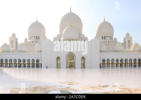 Abu Dhabi, VAE Dezember 27/2018 Sheikh Zayed Moschee. Vereinigte Arabische Emirate, Naher Osten. Das Wahrzeichen der Stadt. Stockfoto