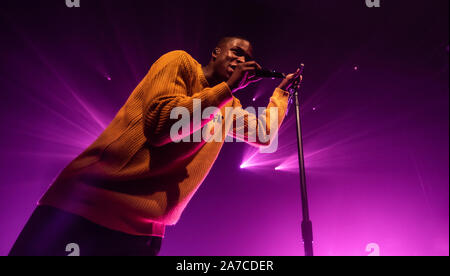 Kopenhagen, Dänemark. 31. Oktober 2019. Der kanadische Sänger, Songwriter und Musiker Daniel Caesar führt ein Live Konzert bei VEGA in Kopenhagen. (Foto: Gonzales Foto - Joe Miller). Stockfoto