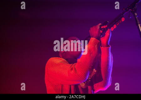 Kopenhagen, Dänemark. 31. Oktober 2019. Der kanadische Sänger, Songwriter und Musiker Daniel Caesar führt ein Live Konzert bei VEGA in Kopenhagen. (Foto: Gonzales Foto - Joe Miller). Stockfoto