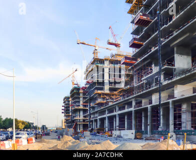 Dubai, VEREINIGTE ARABISCHE EMIRATE Dezember 25/2018 Baustelle auf blauem Hintergrund. Die Skyline der Stadt. Urbane Stadtbild. Gebäude machineryon Himmel blauer Hintergrund
