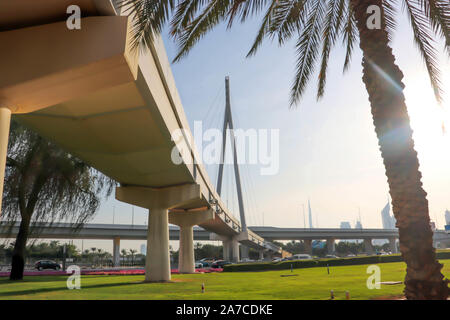 Dubai, VEREINIGTE ARABISCHE EMIRATE Dezember 25/2018 Moderne Brücke. Vereinigte Arabische Emirate. Dubai Sonnenuntergang Hintergrund. Stockfoto